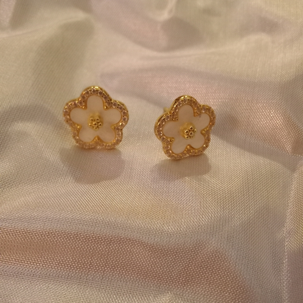 925 Gold-Plated Mother of Pearl Flower Stud Earrings
